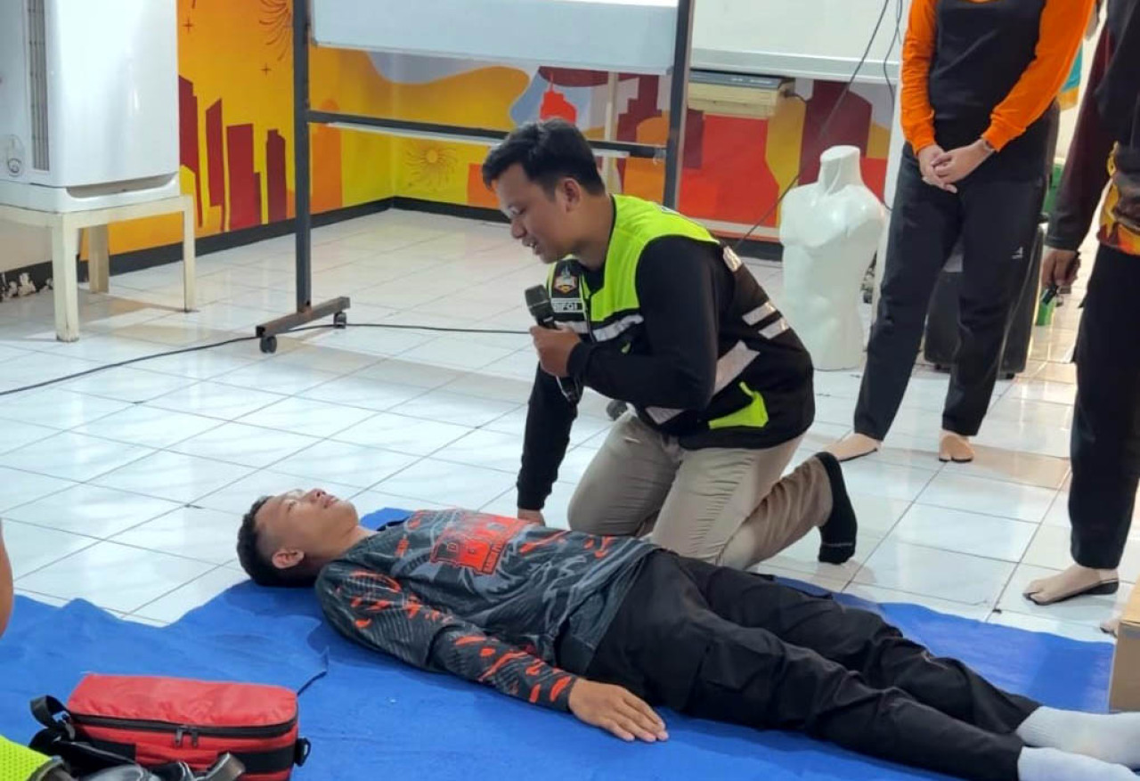 Relawan Siaga Kota Surabaya dilatih menguasai PPGD, triage, assessment awal, hingga batas kewenangan saat menghadapi kondisi darurat. (Foto: Siaga Kota Surabaya for jatimnow.com)