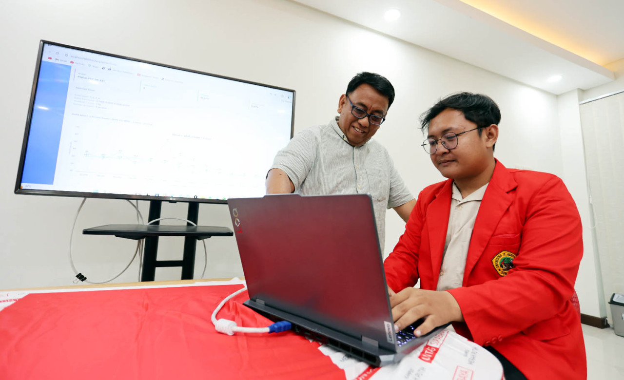 Mahasiswa Untag Surabaya, M. Ruslan Abdul Ghoni, mengembangkan website prediksi stok berbasis WMA dan Z-Score untuk membantu perusahaan mengelola persediaan. (Foto: Humas Untag Surabaya for jatimnow.com)