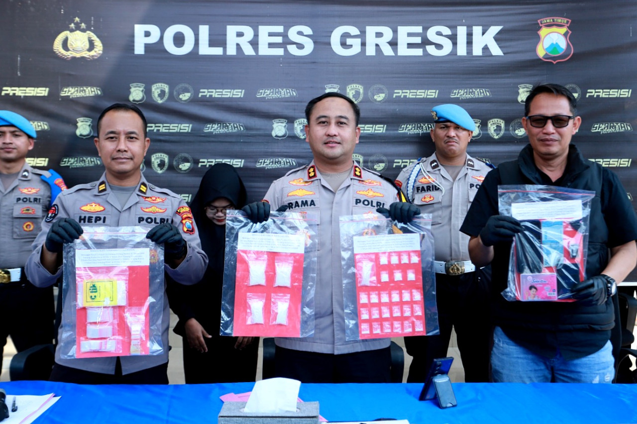Kapolres Gresik AKBP Ramadhan Nasution saat memimpin jumpa pers ungkap kasus peredaran sabu di Menganti. (Foto: Humas Polres Gresik for jatimnow.com))