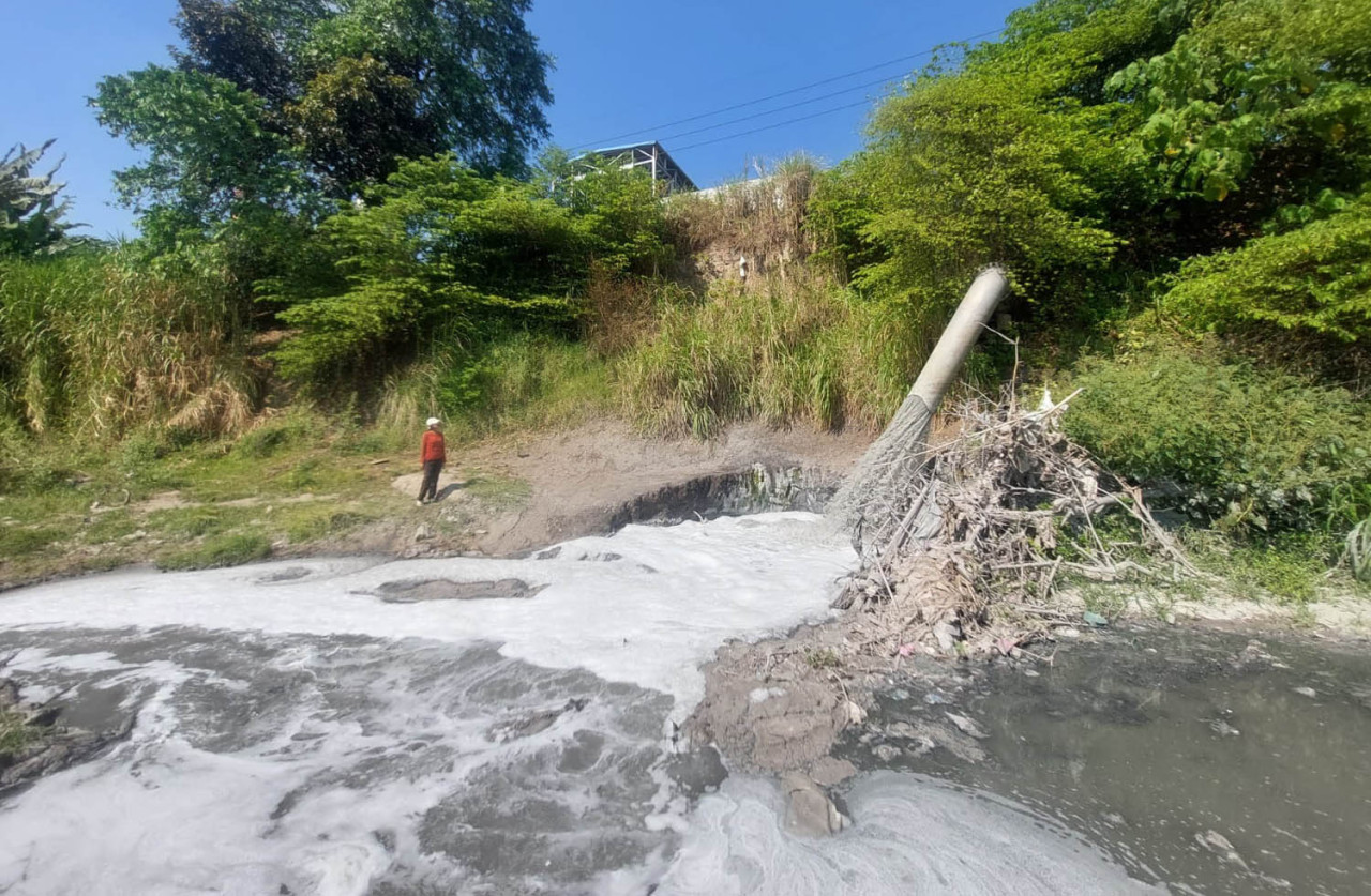 Saluran limbah PT Mega Surya Eratama diduga di luar outfall dan mengarah ke Kali Porong. (Foto: Posko Ijo for jatimnow.com)