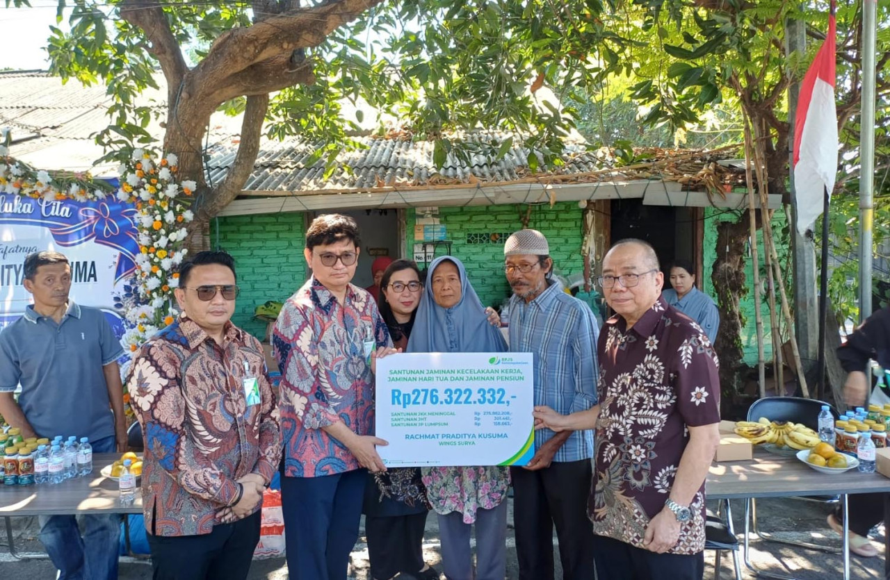 BPJS Ketenagakerjaan menyerahkan santunan Rp276 juta kepada ahli waris karyawan PT Wings Surya yang meninggal akibat kecelakaan kerja. (Foto: Ali/jatimnow.com)