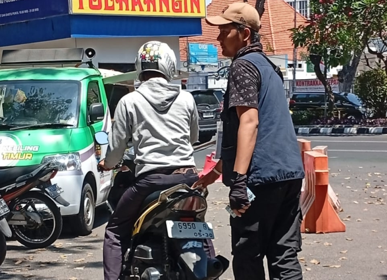 Salah satu petugas parkir di area Taman Bungkul Surabaya (foto: Ifan/jatimnow.com)