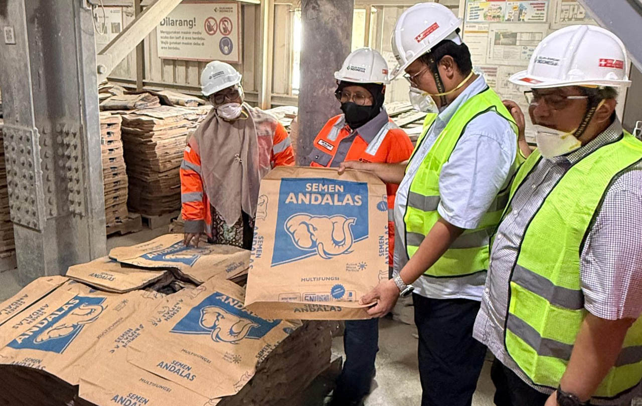 Direktur Operasi SIG, Reni Wulandari, bersama Direktur PT Solusi Bangun Andalas, Edi Sarwono, dan Direktur Operasi PT Semen Padang, Andria Delfa, saat kunjungan di packing plant Lhokseumawe, Aceh. (Foto: SIG for jatimnow.com)
