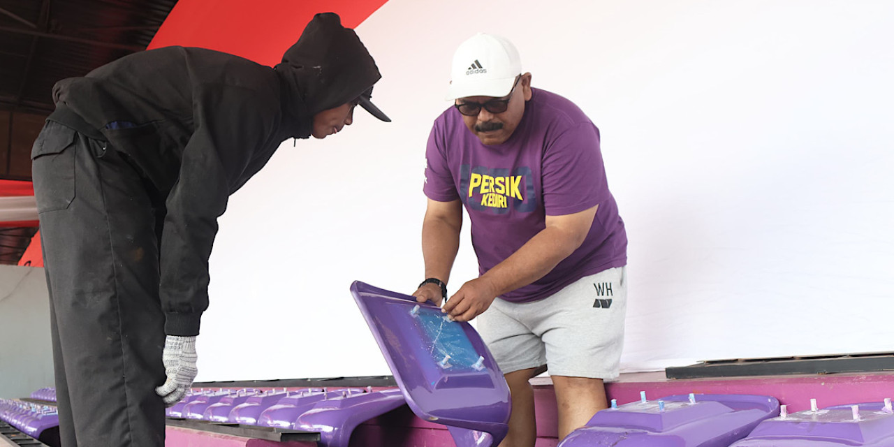 Pemasangan kursi single seat di Stadion Brawijaya Kediri. (Foto: Persik Kediri/jatimnow.com)