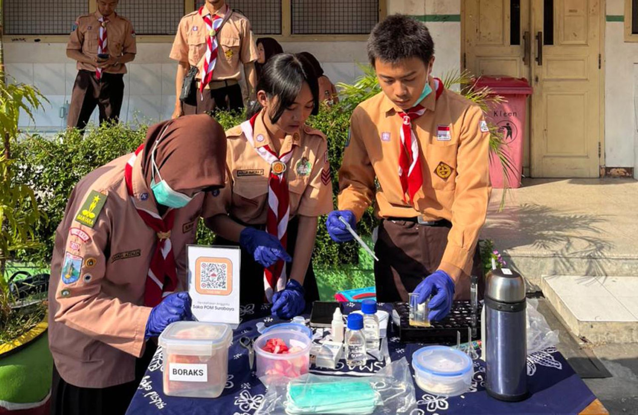 Edukasi keamanan obat dan makanan di lingkungan sekolah, Jumat (28/8/2026). (Foto: Saka POM for jatimnow.com)
