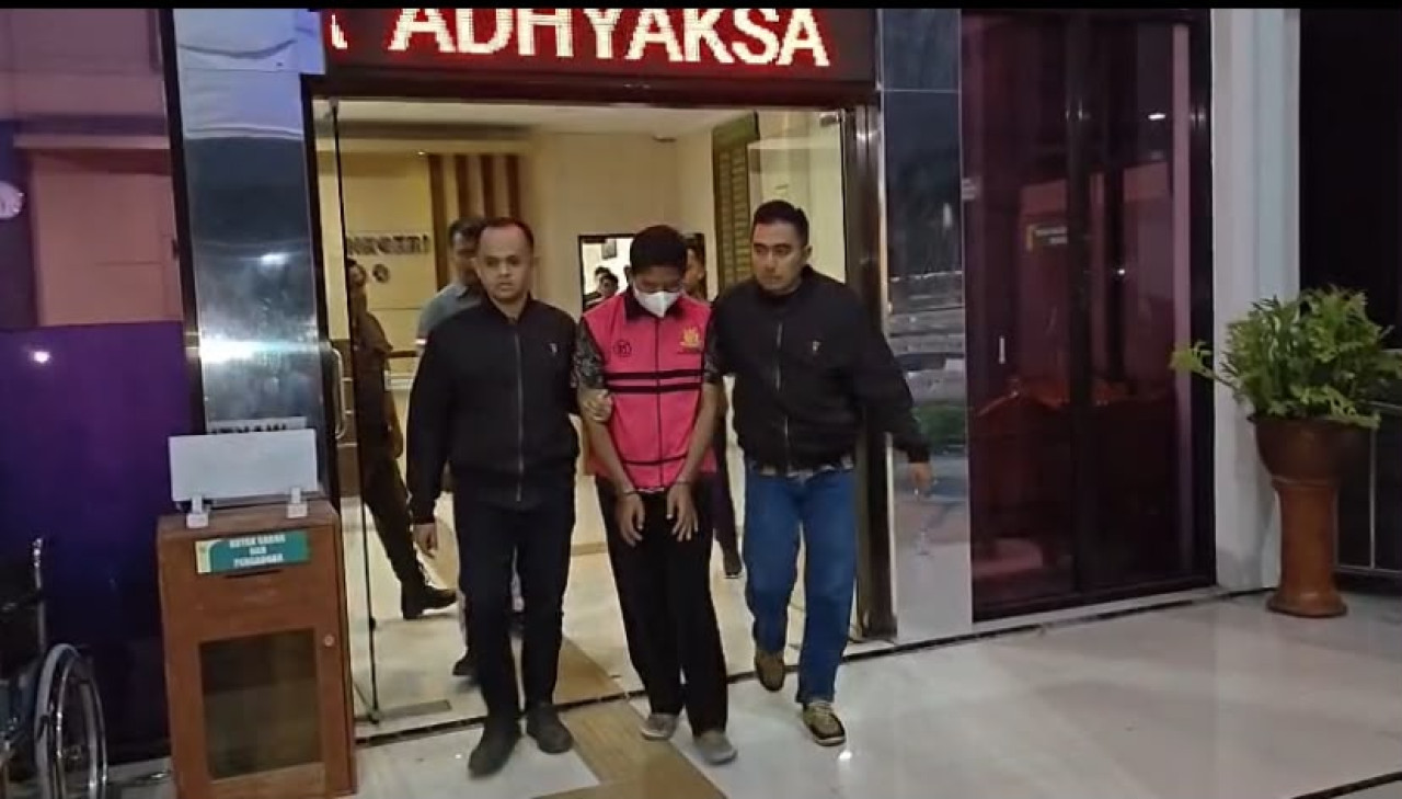 Mantan Ketua DPRD Sunarto saat digelandang Kejaksaan Negeri Ponorogo. (Foto: Ahmad Fauzani/jatimnow.com)