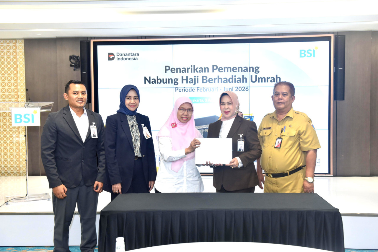 SEVP Funding and Transaction BSI Ida Triana Widowati, perwakilan Kemensos RI Sunniyah, DinsosDKI Jakarta Rudy Syahrul, SVP Retail Deposit Group Dien Lukita Purnamasari, di Kantor Pusat BSI Jakarta. (Foto: BSI for jatimnow.com)