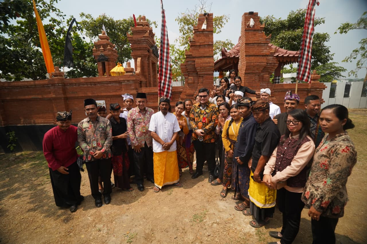 Bupati Kediri Hanindhito Himawan Pramana meresmikan tiga tempat ibadah di SMP Negeri 3 Grogol. (Foto: Pemkab Kediri/jatimnow.com)