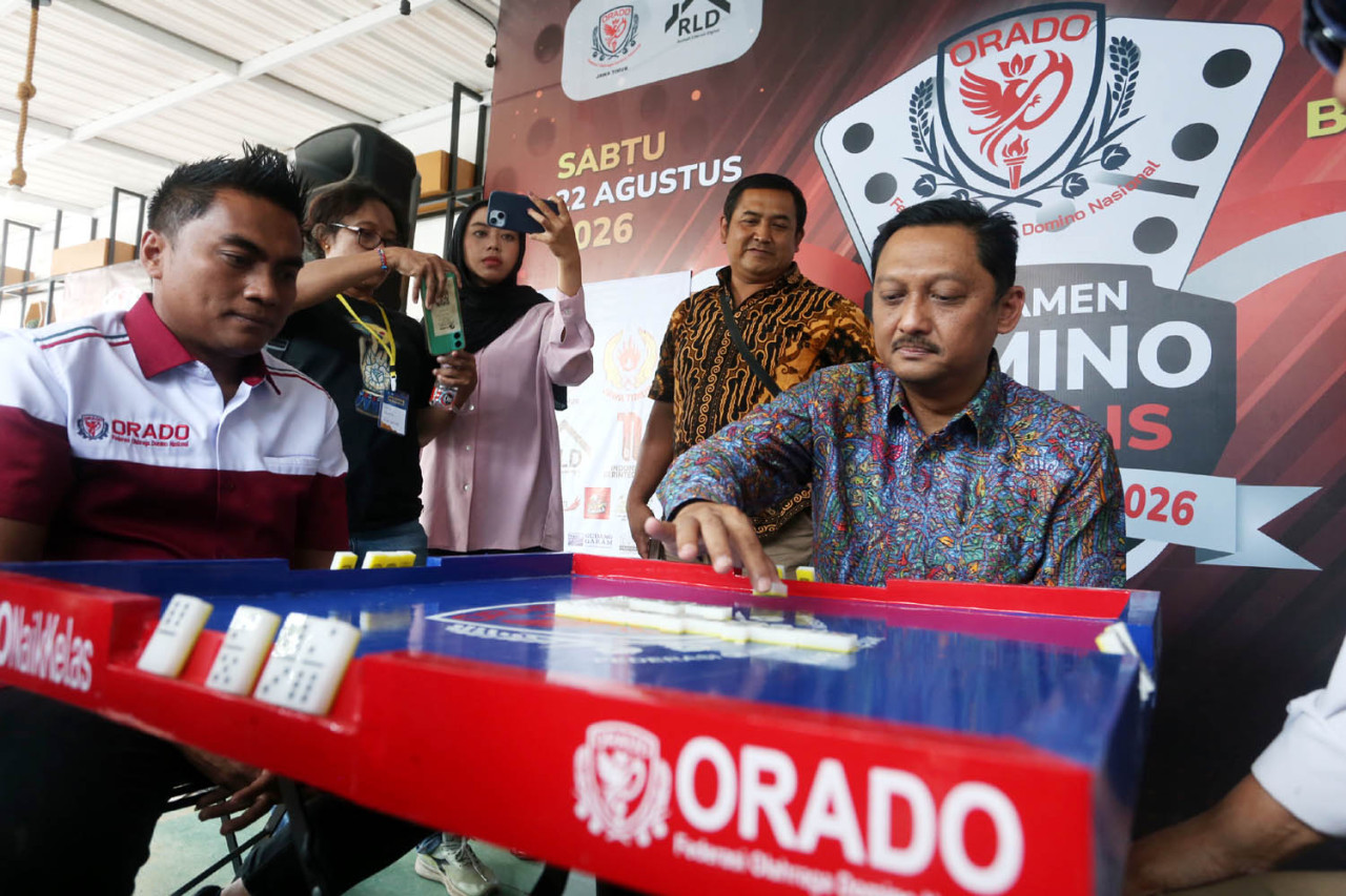 Asisten I Provinsi Jawa Timur Imam Hidayat (kanan) dan Ketua Harian ORADO Jawa Timur Mulyadi (kiri) beradu strategi ketika membuka Turnamen Domino Jurnalis Kemerdekaan 2026 di Hanaka Social Space, Surabaya, Sabtu (22/8/2026). (Foto: Ali Masduki/jatimnow.c