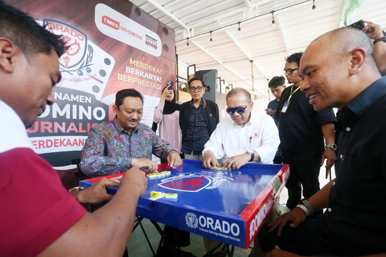 Kabid Olahraga Prestasi Dispora Jawa Timur A. Wahab (kanan) bermain domino saat pembukaan Turnamen Domino Jurnalis Kemerdekaan 2026 di Hanaka Social Space, Surabaya, Sabtu (22/8/2026). (Foto: Ali Masduki/jatimnow.com)