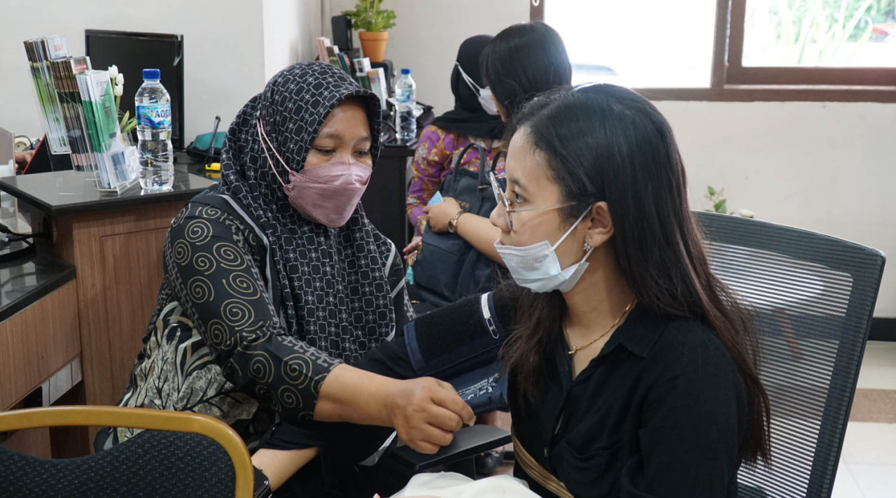 Peserta mengikuti vaksinasi HPV dosis ketiga di BBPOM Surabaya sebagai upaya memperkuat pencegahan kanker serviks. (Foto: BBPOM for jatimnow.com)