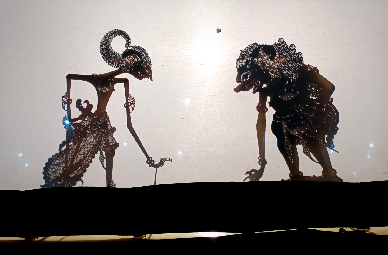 Siluet wayang kulit lakon Sumantri Ngenger yang ditampilkan dalang Ki Ahmad Bagas Septiawan dari Sanggar Mahesa Kencana Petrokimia Gresik. (Foto: Sahlul Fahmi/jatimnow.com)