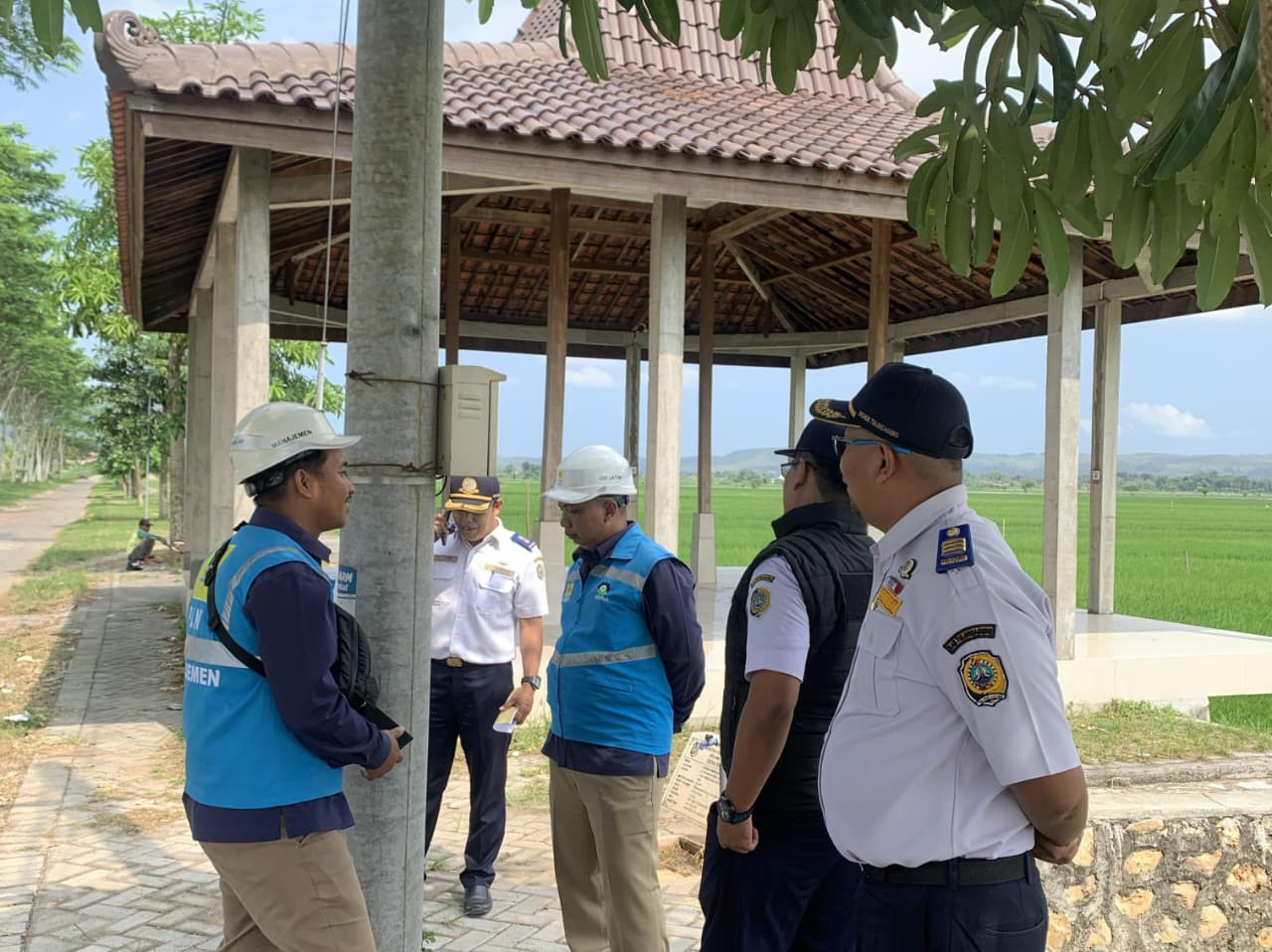 Petugas Dishub Tulungagung dan PLN saat melakukan meterisasi pada PJU yang semula non meter. (Foto: Dishub Tulungagung for jatimnow.com)