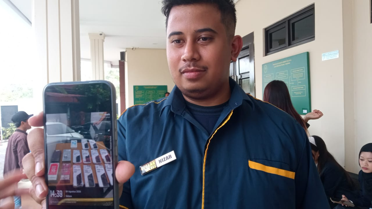 Nizar menunjukkan deretan HP yang dijual pelaku. (Foto: Sugianto/jatimnow.com)