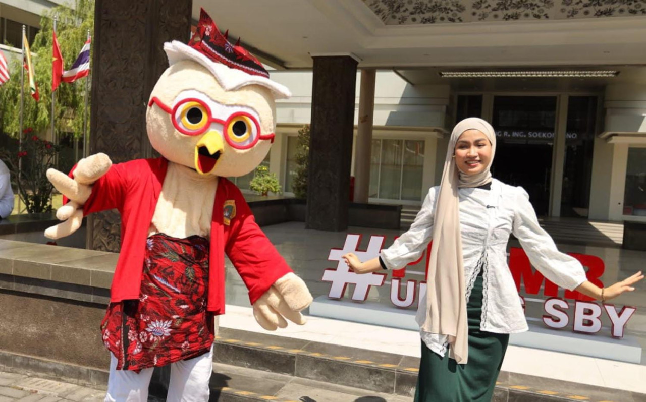 Xaviera Putri disela-sela menajadi pembicara dalam hari keempat PKKMB Untag Surabaya, Sabtu (29/8/2026). (Foto: Humas for jatimnow.com)