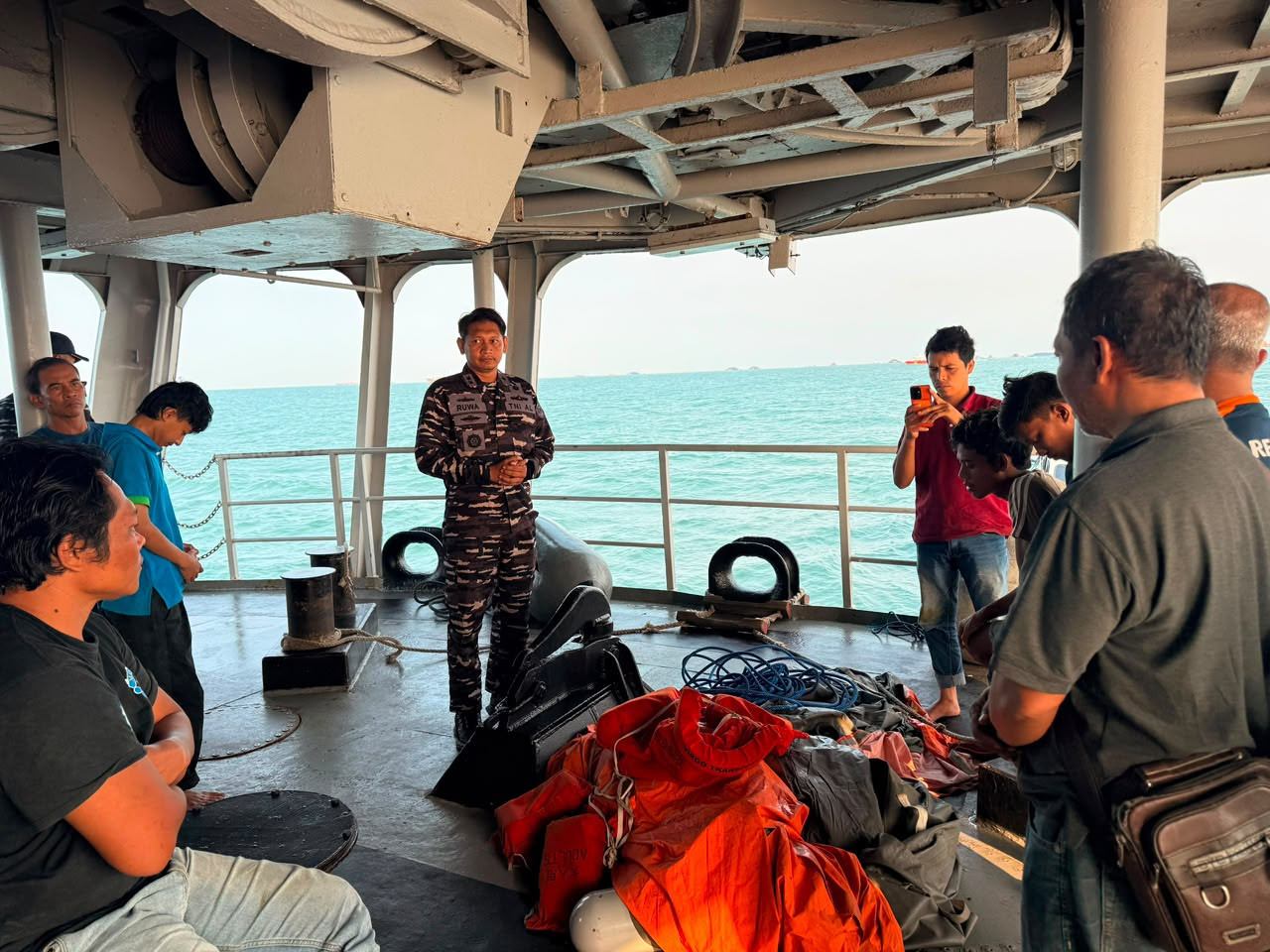 Tim Kopaska saat bersiap melakukan penyelaman. (Foto: Koarmada II for jatimnow.com)