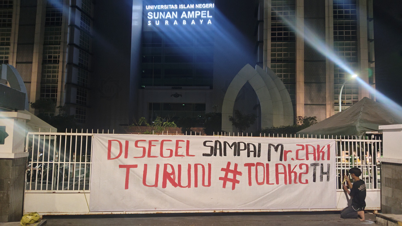 Kondisi pintun masuk kampus UINSA Surabaya yang disegel mahasiswa. (Foto: Nur Ifansyah/jatimnow.com)