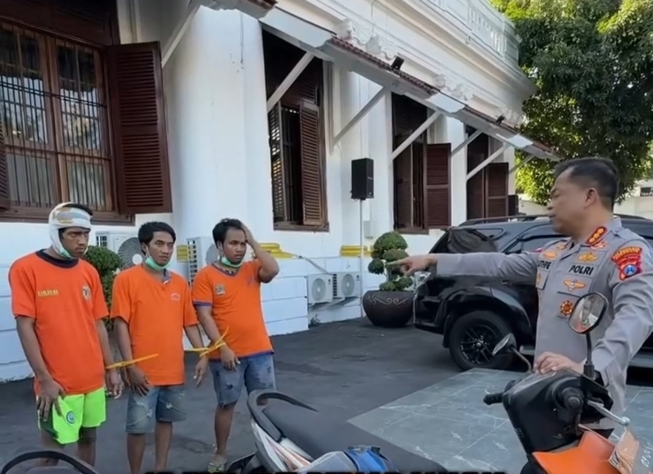 Pelaku curanmor yang dibekuk Polrestabes Surabaya. (Foto: Sujianto/jatimnow.com)