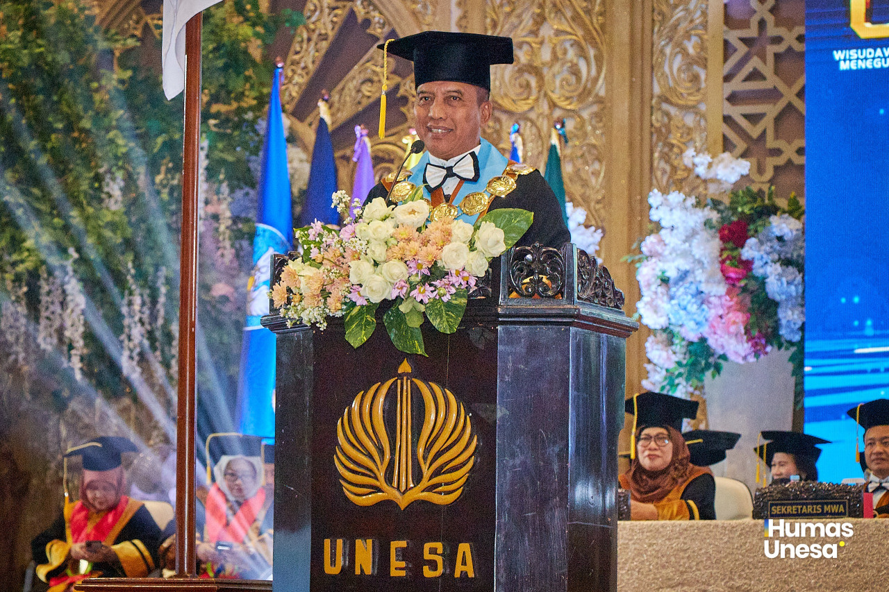 Rektor UNESA, Prof. Nurhasan dalam kegiatan wisuda. (Foto: Sujianto/jatimnow.com)
