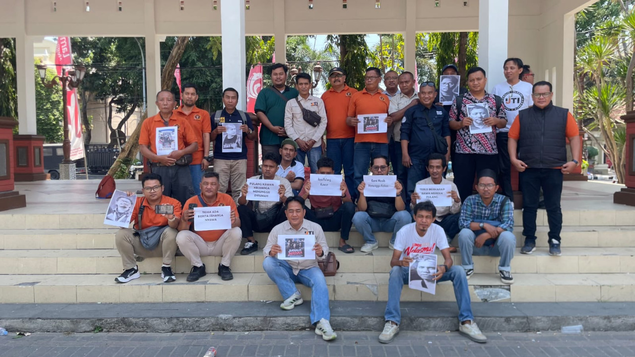 Aksi solidaritas jurnalis Lamongan untuk rekan hilang kontak saat meliput erupsi Gunung Anak Krakatau. (Foto : Adyad Ammy Iffansah/jatimnow.com)