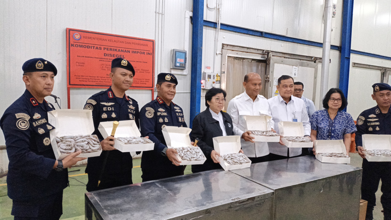 Petugas KKP segel ratusan ton udang vaname di PT BMI Lamongan oleh KKP. (Foto : Adyad Ammy Iffansah/jatimnow.com)