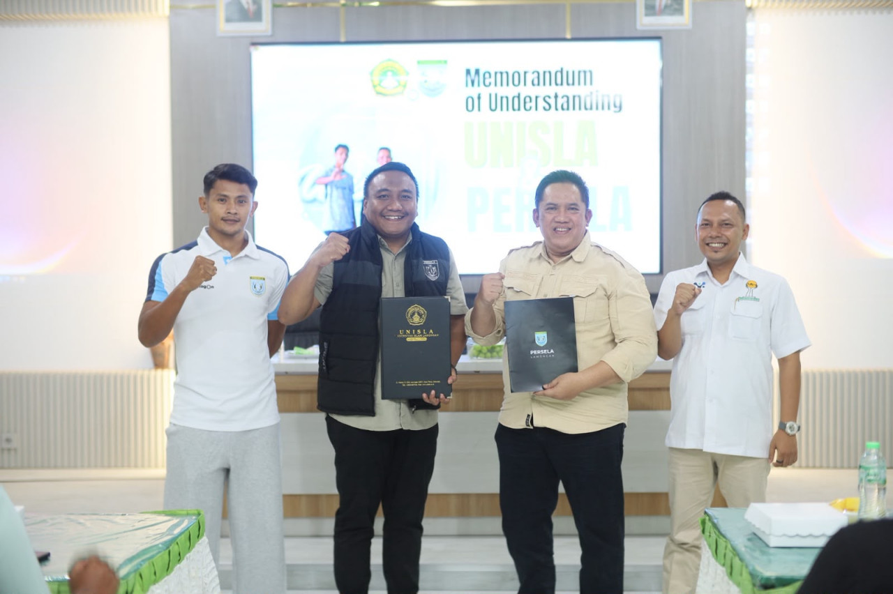 Rektor Unisla, Abdul Ghofur (kanan) dan Direktur Bisnis Persela, Pradita Aditya (kiri) seusai menandatangani MoU kerjasama. (Foto : Adyad Ammy Iffansah/jatimnow.com)