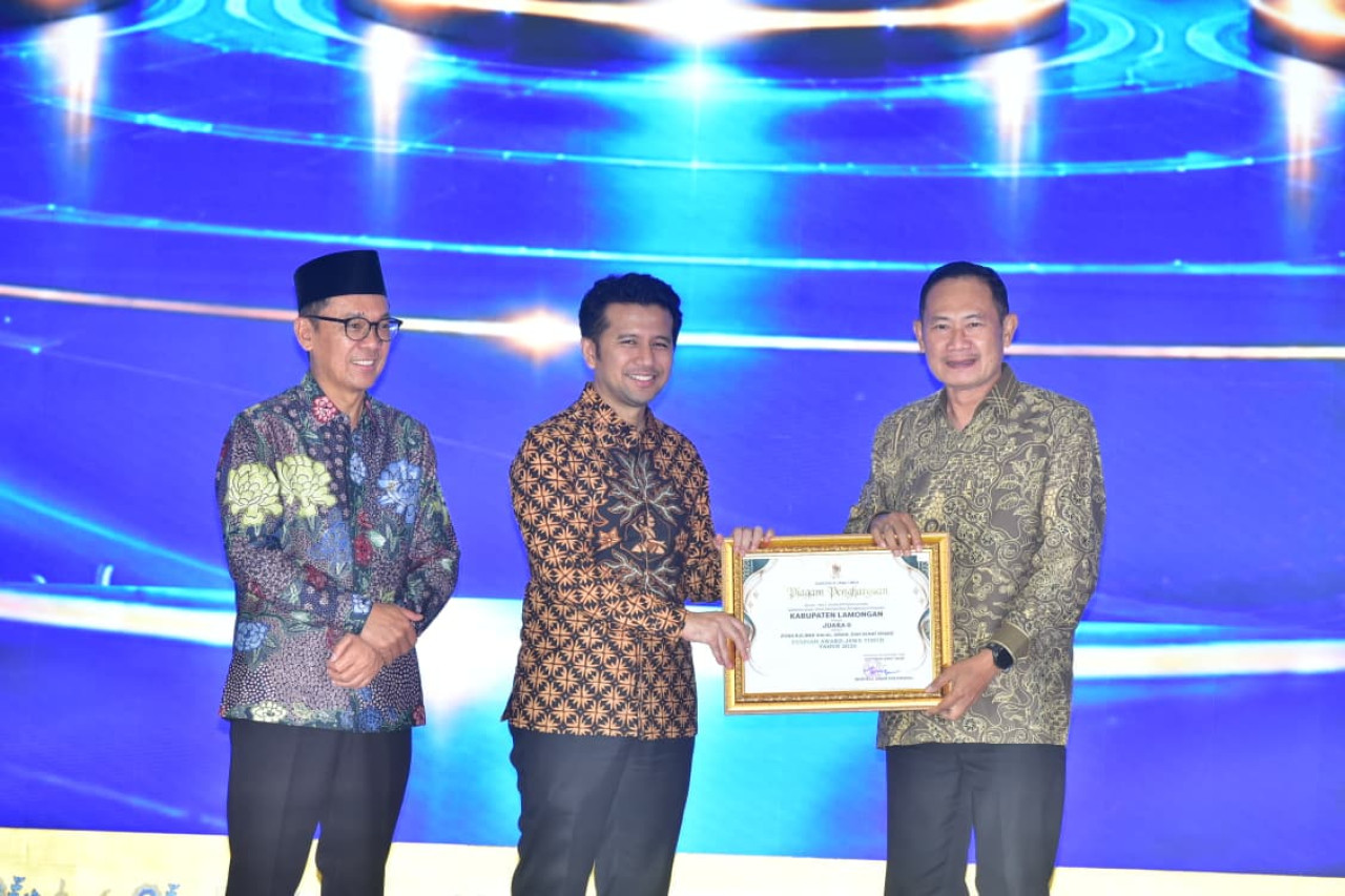 Wabup Emil memberikan piagam penghargaan FESyar Jatim 2026 kepada Bupati Lamongan Yuhronur Efendi. (Foto : Kominfo Lamongan for jatimnow.com)