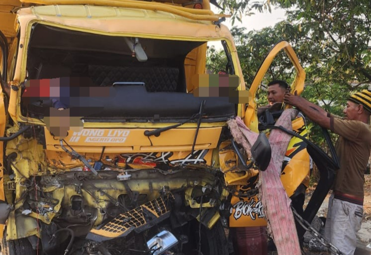 Kondisi truk colt diesel usai terlibat kecelakaan di Lamongan. (Foto : Humas Polres Lamongan for jatimnow.com)
