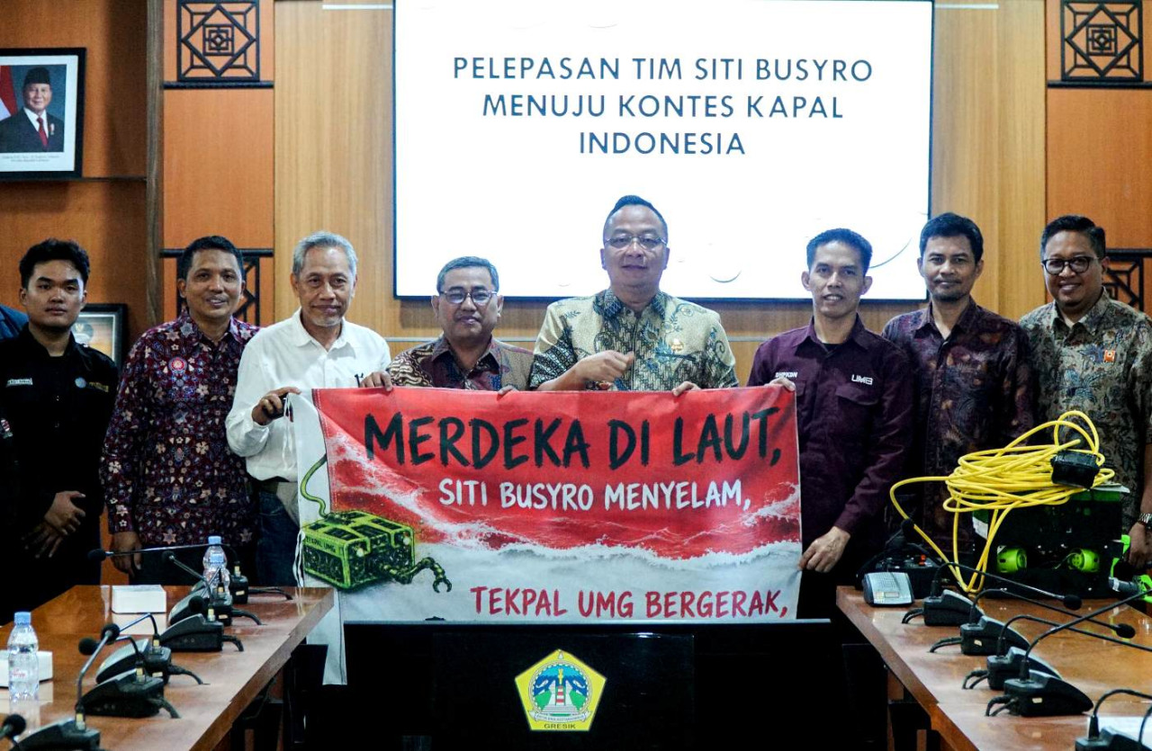 Wabup Gresik saat melepas Tim Robot Bawah Air Siti Busyro UMG Menuju Final Kontes Kapal Indonesia. (Foto: Diskominfo Gresik for jatimnow.com)