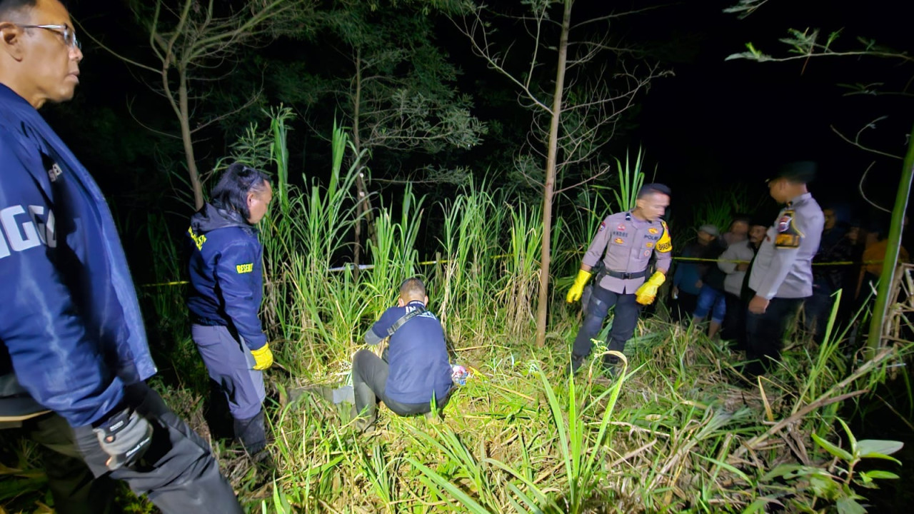 Polisi saat berada di lokasi kejadian temuan korban. (Foto: Ide Farid/jatimnow.com)