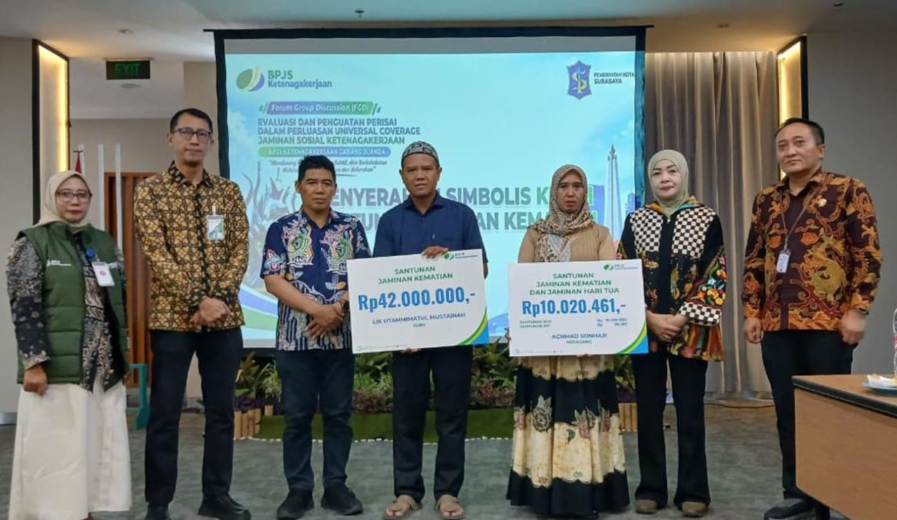 Penyerahan manfaat BPJS Ketenagakerjaan usai FGD yang melibatkan tujuh kecamatan pairing di wilayah Surabaya, Kamis (24/9/2026). (Foto/jatimnow.com)