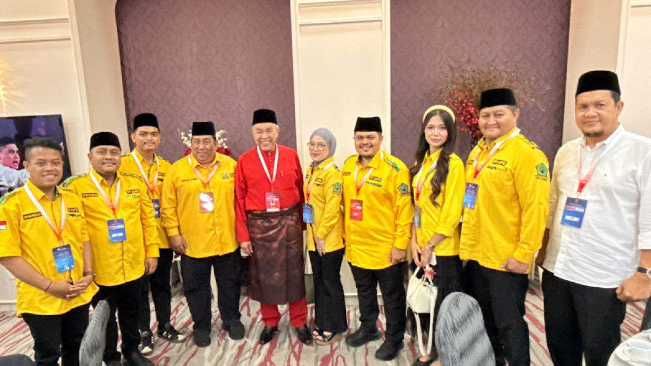 Ahmad Navis (tiga dari kiri) dan Nova Estrina (tiga dari kanan) bersama rombongan dan Ketum PP AMPG Said Ali Al Idrus di Malysia. (Foto: AMPG for jatimnow.com)