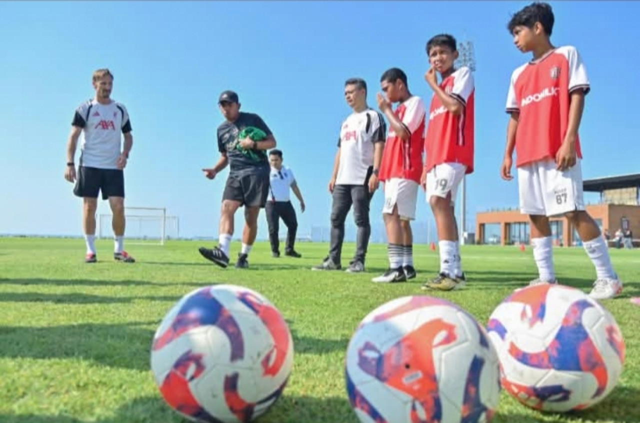 AXA Mandiri dan AXA Indonesia menghadirkan Sami Hyypia dan Natasha Dowie untuk melatih serta menginspirasi generasi muda di Bali. (Foto: AXA for jatimnow.com)
