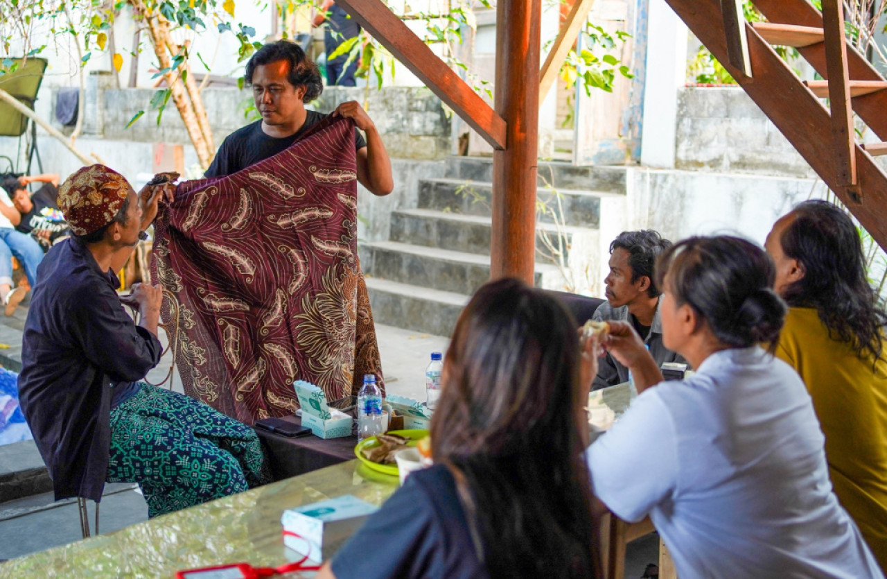 Pelatihan dan pendampingan bersama seniman batik modern sekaligus Founder Hotwax Studio, Bayu Aria Widhi Kristanto. (Foto: Pelindo Marine for jatimnow.com)