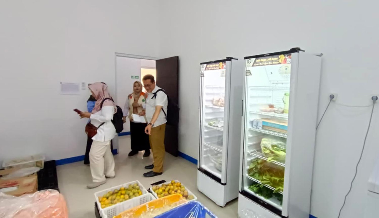 Petugas BBPOM Surabaya melakukan peyelidikan di SPPG Kalitengah, Kecamatan Tanggulangin. (Foto: BBPOM Surabaya for jatimnow.com)