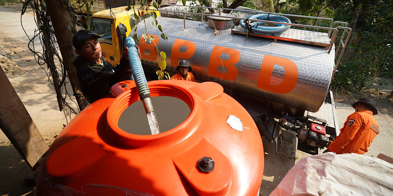 Proses dropping air bersih di Desa Surat Mojo. (Foto: Pemkab Kediri/jatimnow.com)