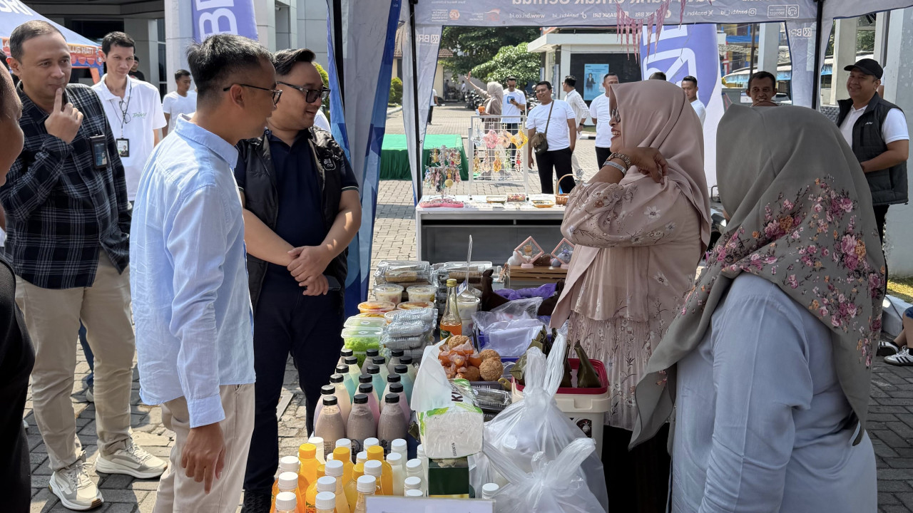 Kantor BRI Cabang Jember menyapa nasabah. (Foto: Sigit/jatimnow.com)