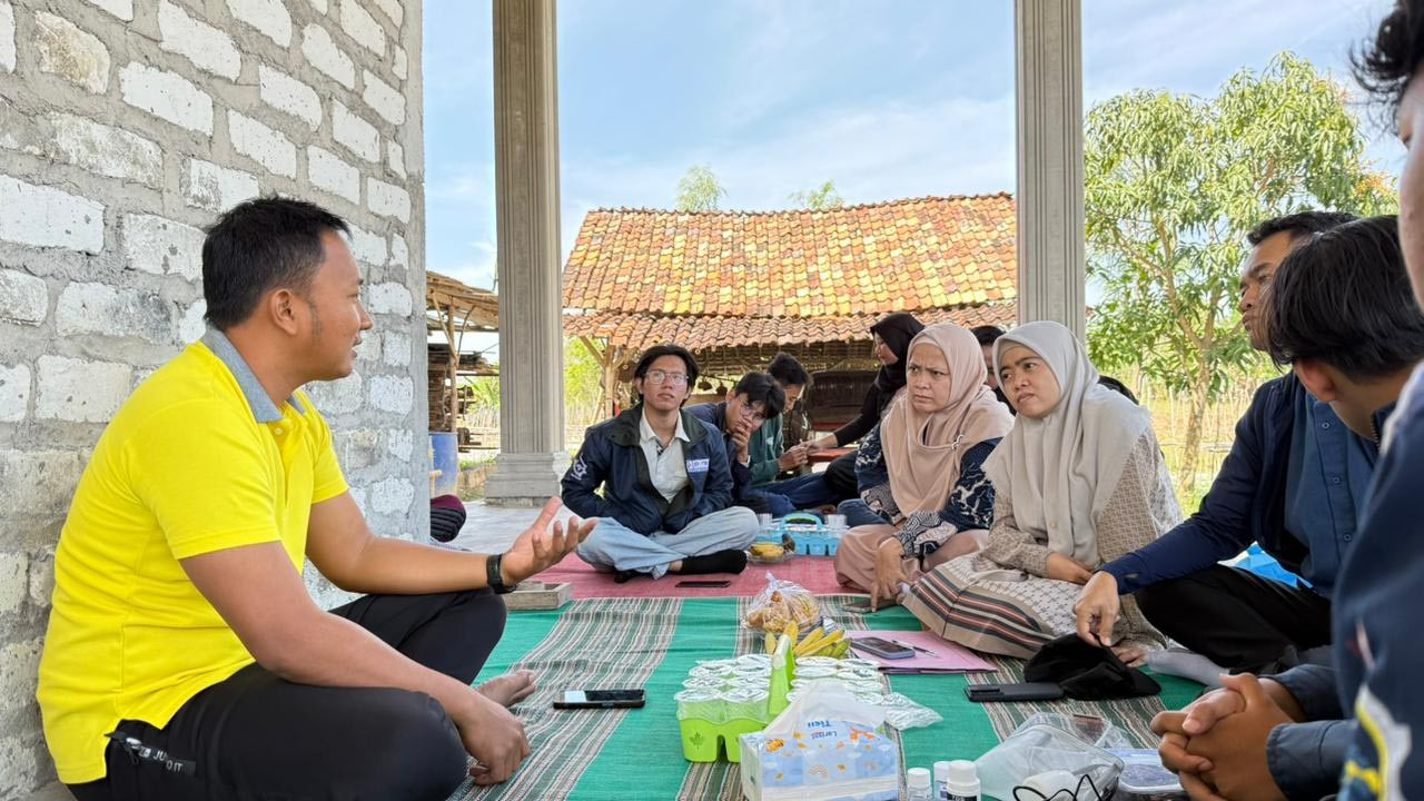Tim Pengabdian kepada Masyarakat Politeknik Elektronika Negeri Surabaya (PENS) berdialog dengan warga. (Foto: PENS for jatimnow.com)