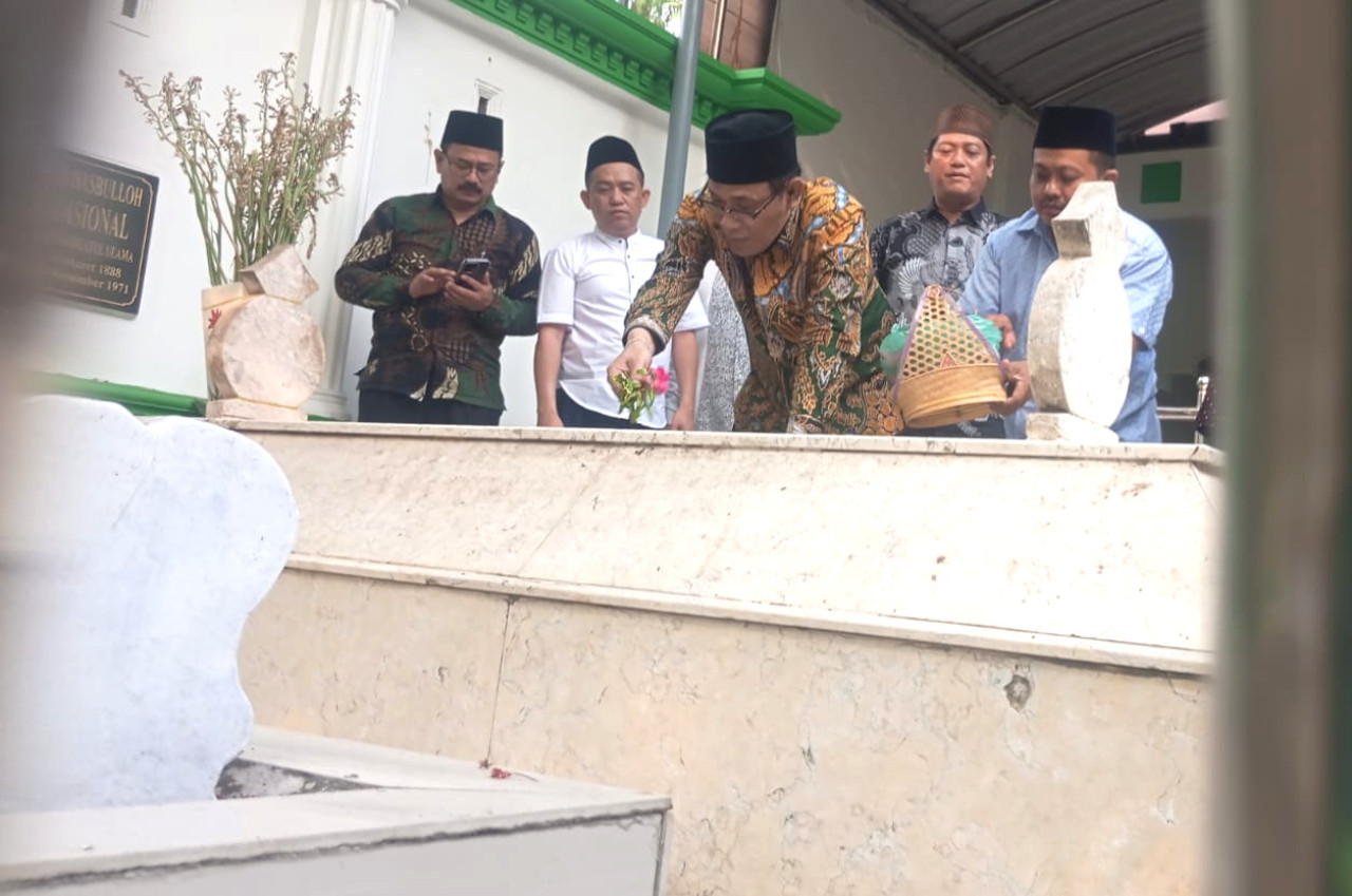 Budiman Sudjatmiko ziarah ke makam Gus Dur dan Mbah Wahab di Jombang. (Foto: Tim Media for jatimnow.com)