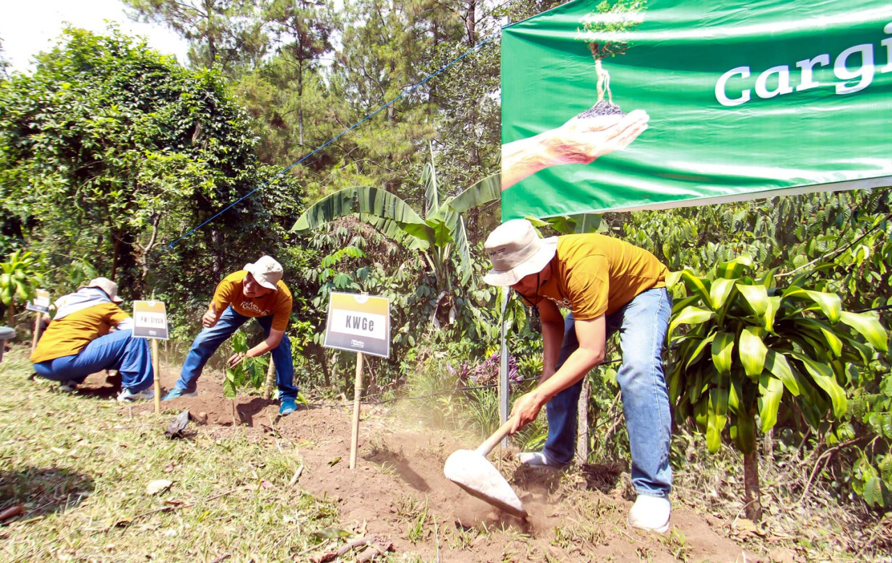 Jurnalis lintas daerah ikut penanaman pohon di area konservasi Kafe Hutan Cempaka, Prigen, Kabupaten Pasuruan, Rabu (23/9/2026). (Foto: Sahlul Fahmi/jatimnow.com)