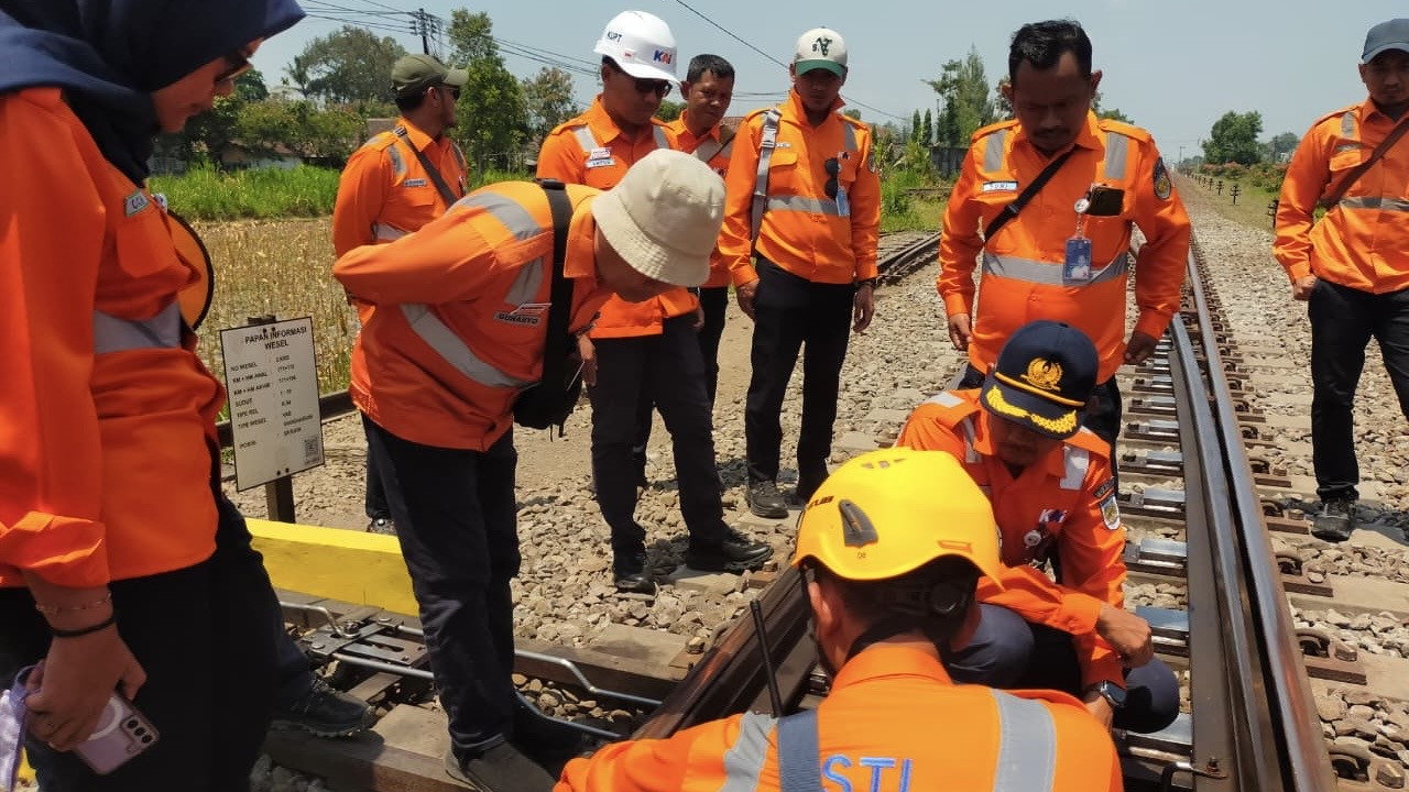 PT KAI Daop 7 Madiun melakukan pengecekan jalur kereta api dari Stasiun Kediri hingga Stasiun Tulungagung. (Foto: KAI Daop 7 Madiun/jatimnow.com)