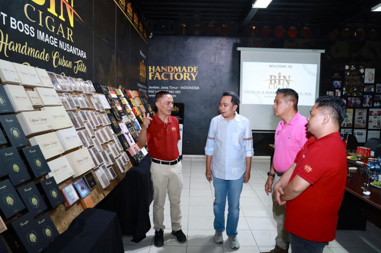 Bupati Jember Gus Fawait saat meninjau pabrik cerutu. (Foto: Diskominfo/jatimnow.com)