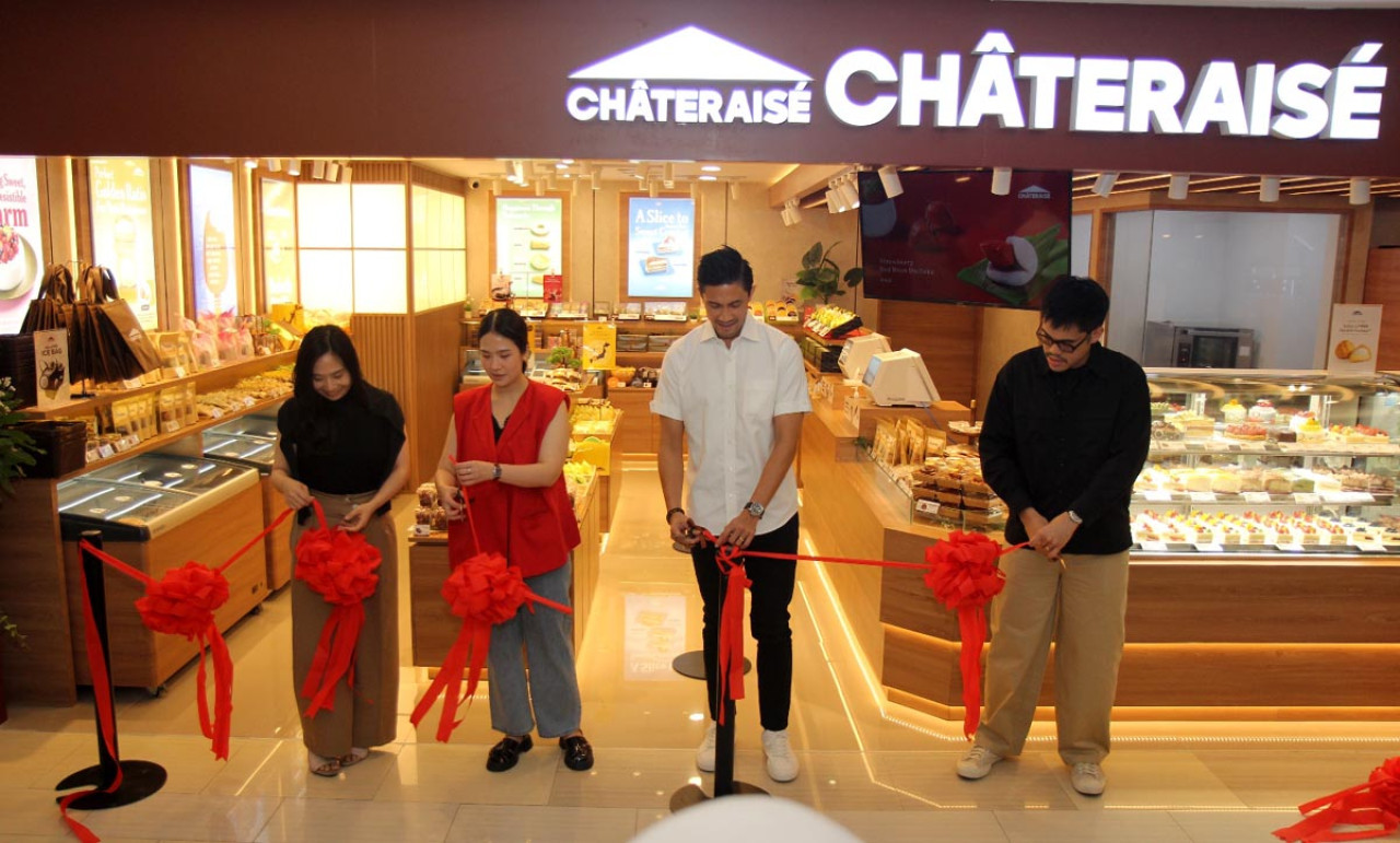 Jajaran direksi memotong pita ketika meresmikan gerai Chateraise di Tunjungan Plaza 3 Surabaya. (Foto/jatimnow.com)
