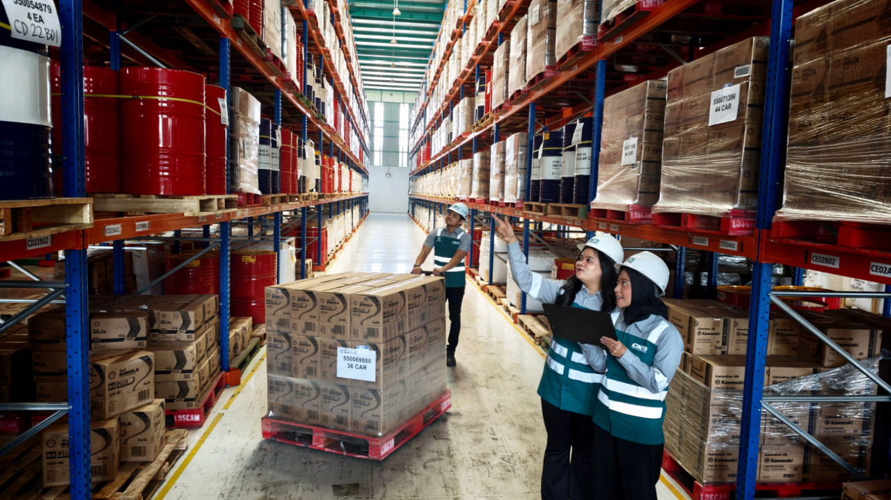 Pekerja beraktifitas di area penyimpanan fasilitas pergudangan terintegrasi CKB Logistics di Osowilangun, Surabaya. (Foto: Ali Masduki/jatimnow.com)