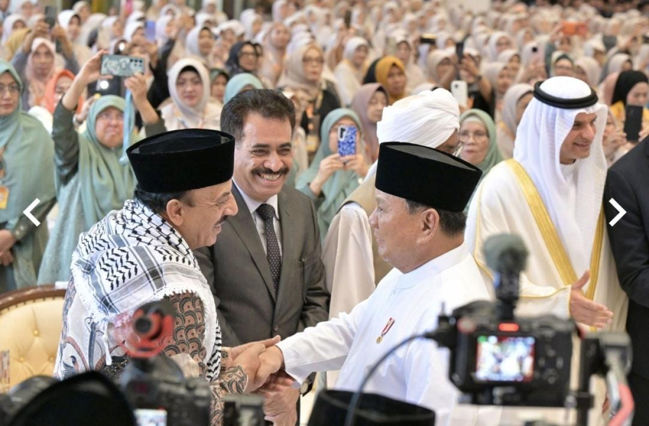 Presiden Prabowo Subianto saat berpelukan dengan Duta Besar Palestina untuk Indonesia, Abdalfatah A.K. Al-Sattari, di Pondok Gontor Ponorogo. (Biro Pres)