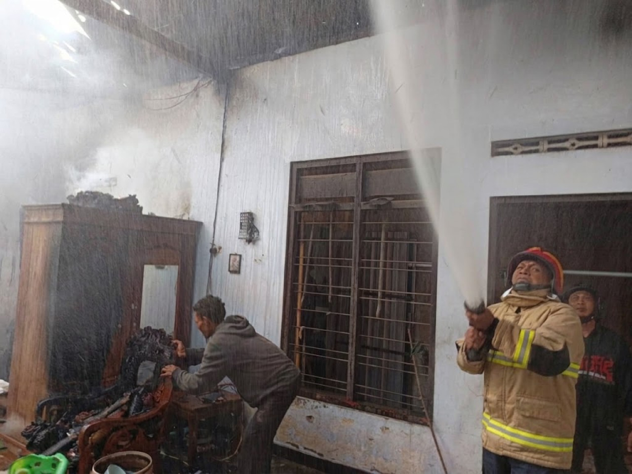 Petugas Damkar Tulungagung melakukan upaya pemadaman. (Foto: Damkar Tulungagung for jatimnow.com)