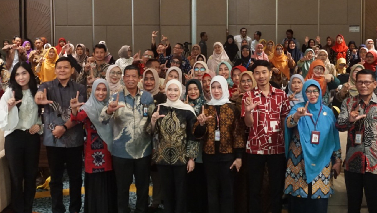 Anggota Komisi X DPR RI, Adela Kanasya Adies, foto bersama usai sosialisasi tata kelola Bantuan Operasional Satuan Pendidikan (BOSP) di Surabaya, Sabtu (19/9/2026). (Foto: Tim Media for jatimnow.com)
