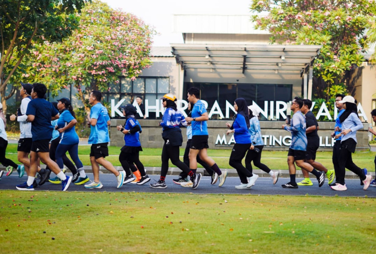Peserta menyusuri rute lari di sekitar kawasan Kahuripan Nirwana, Desa Entalsewu, Kecamatan Buduran. (Foto: Aston Sidoarjo for jatimnow.com)