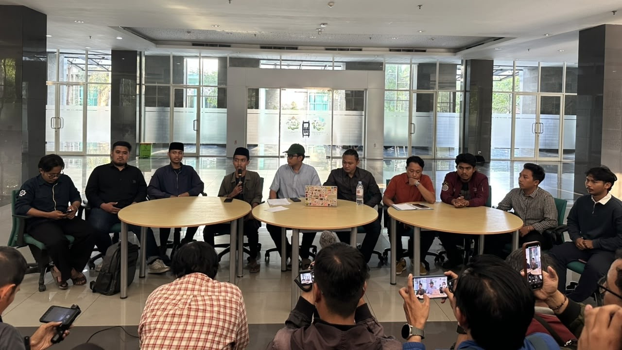 Konferensi pers mahasiswa UINSA. (Foto: Fatkur Rizky/jatimnow.com)