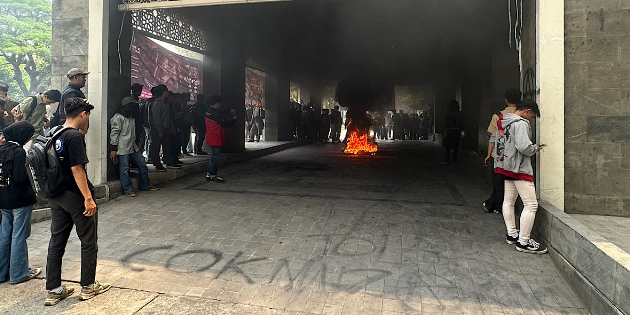 Mahasiswa Universitas Islam Negeri Sunan Ampel (UINSA) Surabaya kembali menggelar demo di hari kedua. (Foto: Fatkhur Rizky/jatimnow.com)